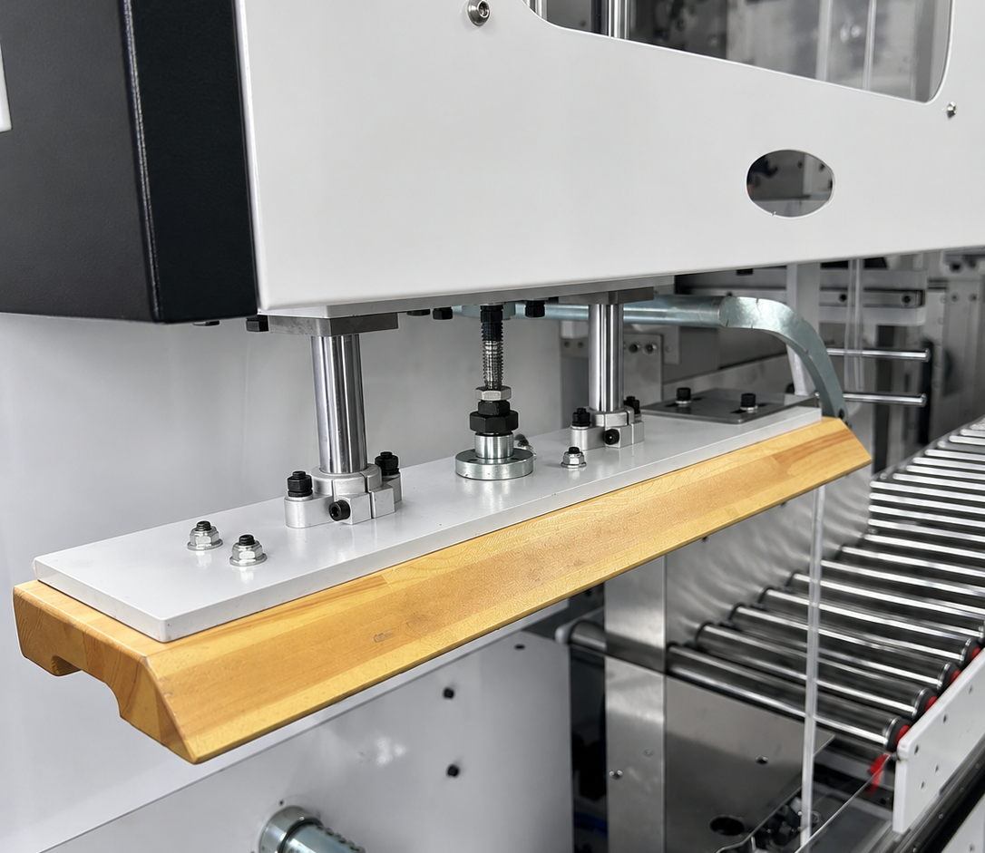 Automatic strapping machine carton feeding unit